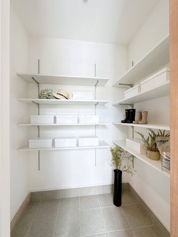 西区山田新町1丁目の収納|シューズインクローク☆
可動棚で好きな高さに調整可能！靴だけでなく外で使う用具やお子様のおもちゃなども帰ってきてそのまま収納することができます♪