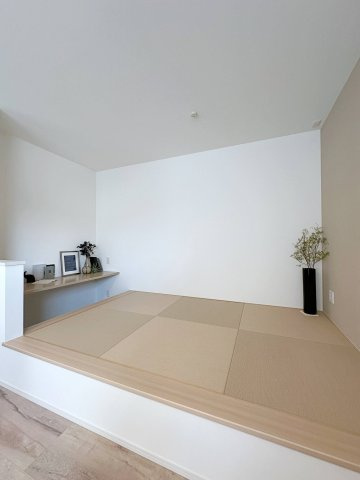 西区山田新町1丁目の和室|1階3帖の畳コーナー☆
掘りごたつカウンターもあり、お子様の遊び場や学習スペースにぴったりです♪