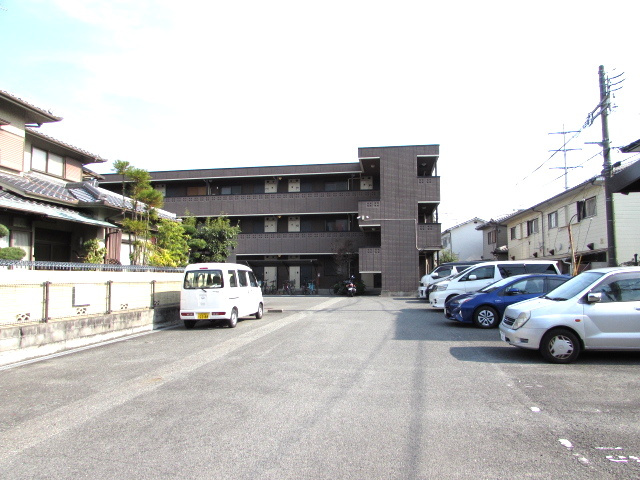 ルシェール小林の駐車場