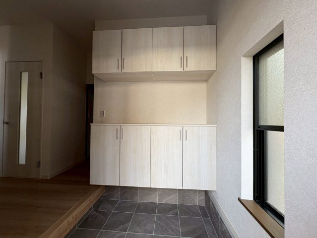 高知市潮見台2丁目　中古戸建ての収納|大型シューズボックス付きで玄関すっきり