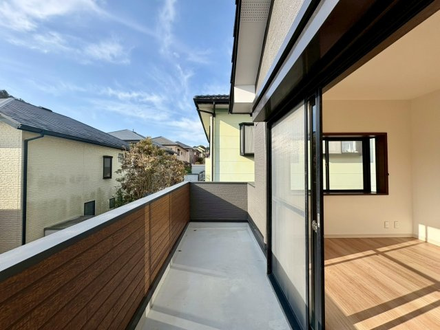 高知市潮見台2丁目　中古戸建てのバルコニー|陽当たり良好！洗濯物がよく乾く、使い勝手の良いバルコニー