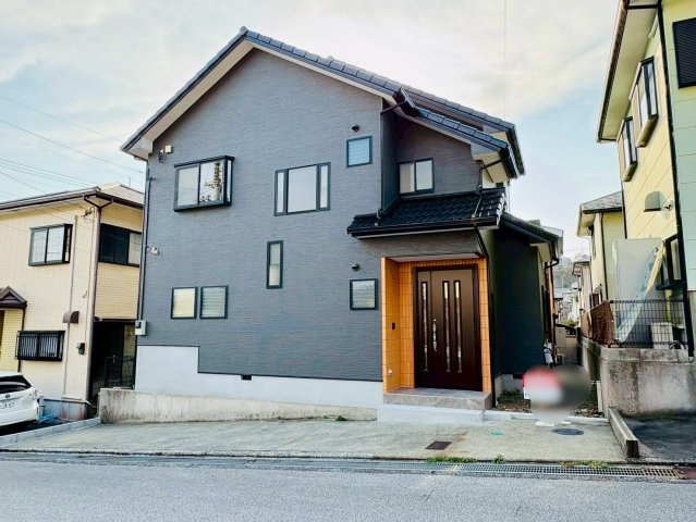 高知市潮見台2丁目　中古戸建ての外観|グレー×木目のコントラストが美しい、洗練された外観デザイン