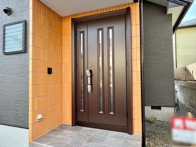 「値下げ！」高知市潮見台2丁目　中古戸建ての玄関|落ち着いた色合いの、上質感ある玄関