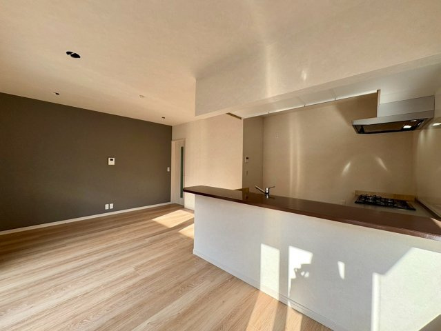「値下げ！」高知市潮見台2丁目　中古戸建ての居間・リビング|対面キッチンで会話が弾む、明るく開放的なLDK