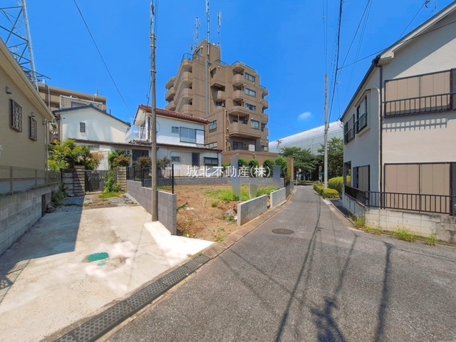 練馬区大泉学園町1丁目 限定1区画の前面道路含む現地写真|南側に通路があり角地のような開放感です