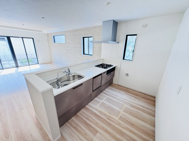 市川市中国分５丁目新築戸建（中国分８期）のキッチン|お手入れしやすいレンジフード・シンクの水栓には浄水器がついてます！