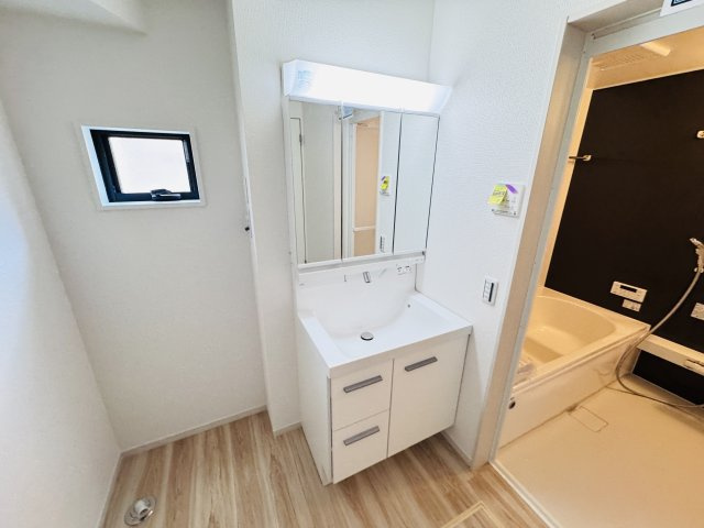 市川市中国分５丁目新築戸建（中国分８期）の独立洗面台|シャワーヘッド付き三面鏡洗面化粧台