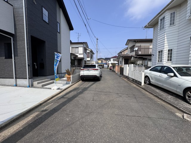 市川市中国分５丁目新築戸建（中国分８期）の前面道路含む現地写真|北東側前面道路・幅員約5ｍ