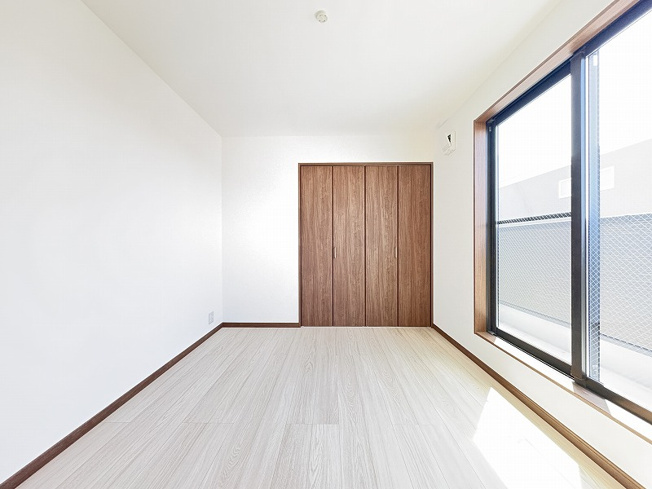 【洋室】 | 新座市野火止7丁目　新築一戸建住宅　全2棟　(丸井志木店) | 現地（2026年4月）撮影／収納付きでお部屋を広く使える6帖洋室
