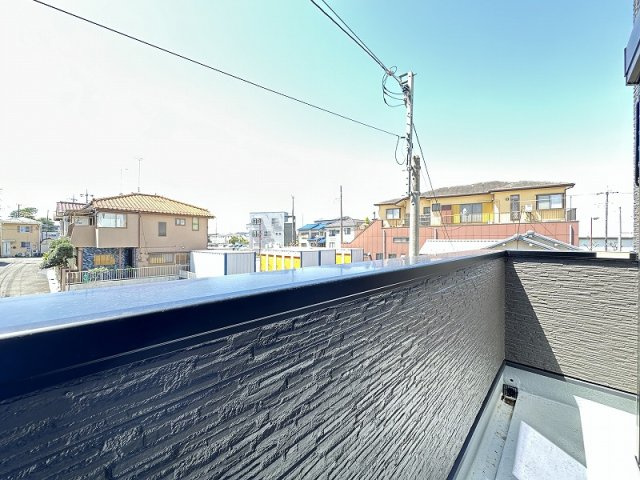 【バルコニー】 | 新座市野火止7丁目　新築一戸建住宅　全2棟　(丸井志木店) | 現地（2026年4月）撮影／開けた視界が広がる、圧迫感のない気持ちの良い眺望を確保