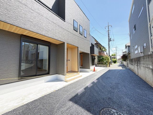 【前面道路含む現地写真】 | 新座市野火止7丁目　新築一戸建住宅　全2棟　(丸井志木店) | 現地（2026年4月）撮影／交通量が少なく静かな前面道路、穏やかに暮らせる落ち着いた住環境