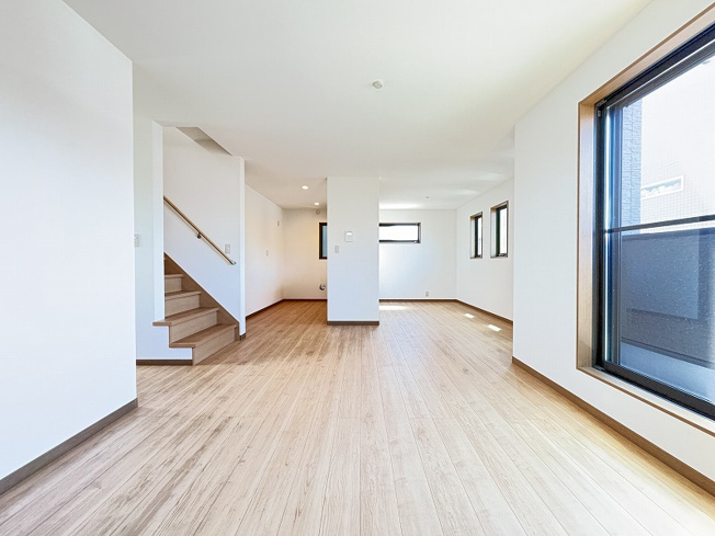 【居間・リビング】 | 新座市野火止7丁目　新築一戸建住宅　全2棟　(丸井志木店) | 現地（2026年4月）撮影／日用品やストックもすっきり片付く、便利なリビング収納付き