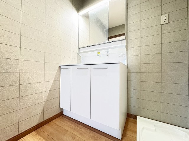 【独立洗面台】 | 新座市野火止7丁目　新築一戸建住宅　全2棟　(丸井志木店) | 現地（2026年4月）撮影／身支度がスムーズに整う三面鏡付き、収納力も備えた使い勝手の良い洗面化粧台
