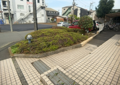 【庭】 | メゾン橋本 | 物件によっては、入居者が個人的に使用できる専用庭がついているものもあります。また、住宅の中にある土間の部分を庭と呼ぶこともあります。庭の用途は住む人によって変わり、それによってデザインもさまざまです。