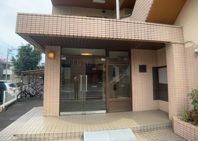 【エントランス】 | メゾン橋本 | マンションのエントランスには、もともと風よけや防犯の役割がありますが、マンションによって宅配ボックスなどの設備が備わっている所もあります。日々の生活をイメージしながら生活しやすさをチェックしましょう。