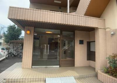 【受付】 | メゾン橋本 | 受付はマンションコンシェルジュがいる場合もあれば、管理人が滞在する小部屋を総称して呼ぶことがあります。主にエントランスに設置されていることから、防犯面でも期待ができます。防犯設備がない場合はより安心！