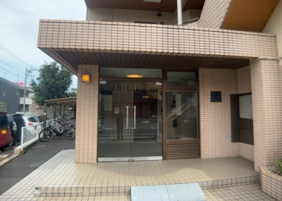 【ロビー】 | メゾン橋本 | ロビーというと、エントランスと何がちがうの？と思いますよね。実はロビーとエントランスには明確な決まりはありません。物件によっては、エントランスを入って広がるある程度の広さのある空間がロビーとなります。
