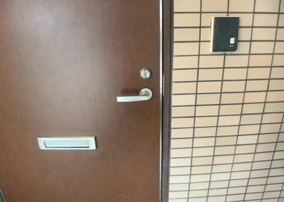 【防犯設備】 | メゾン橋本 | 室内の防犯設備もチェックしましょう！モニター付きインターホンが設置されているか、防犯シャッターが設備されているか、ベランダに人が上がってきにくい高さかなどチェックしておくと入居後も安心できるでしょう。