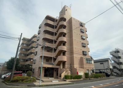 【構造・工法・仕様】 | メゾン橋本 | ＲＣ造、Reinforced Concreteは直訳すると補強されたコンクリートです。主に柱や梁・床・壁が鉄筋とコンクリートで構成おり、鉄筋を組んだ型枠にコンクリートを流し込んで固めたものを指します。