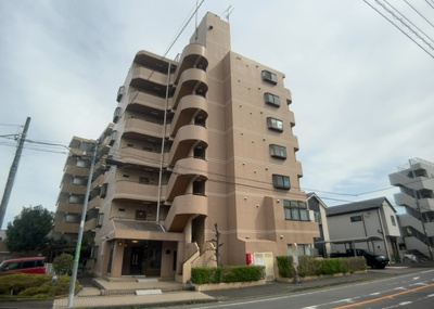 【構造・工法・仕様】 | メゾン橋本 | ＳＲＣ造は強度や耐震性の面でもRC造と比べて優れています。そのため、10階建以上の高層または超高層マンションなどの建築にも多く採用されています。柱や梁などのサイズが小さくても高い耐震性を確保できます。