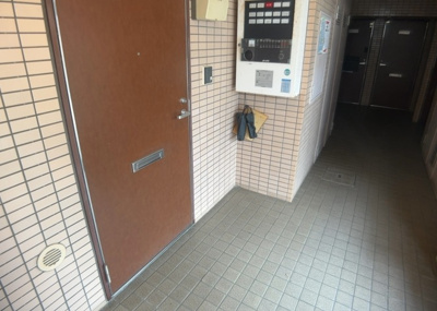 【玄関】 | メゾン橋本 | 玄関は家の顔でもあり、家族以外の目にも止まる場所です。玄関は外との間を仕切る扉、靴などをしまっておく収納スペース、靴脱ぎのたたきスペース、来客とのやり取りをするドアホンなど複数のアイテムからなります。