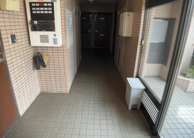 【内装】 | メゾン橋本 | 共有部分は、住民なら誰もが使える設備のこと。例えば駐車場やエレベーター、インターネット設備、セキュリティ設備などがあります。他にも、マンションの廊下・外部階段やエントランス・ゴミ置き場などがあります。