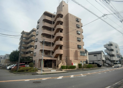 【外観】 | メゾン橋本 | 外観はマンション管理がされているかの目安になります。築年数が古いと、壁面は劣化してひび割れが生じることも！建物が古びていても細かいところが修繕されていると、きちんと管理されているなぁと感じるでしょう。
