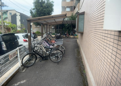 【駐車場】 | メゾン橋本 | 車一台あたりに必要なスペースは、標準サイズの普通自動車で横幅2m50cm、長さ5mは必要になります。ただし、乗降のことも考慮して横幅3m30cm、長さ5m50cmほどは確保できるところを選びましょう。