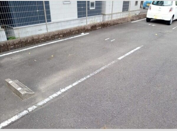 レオパレス柳の駐車場