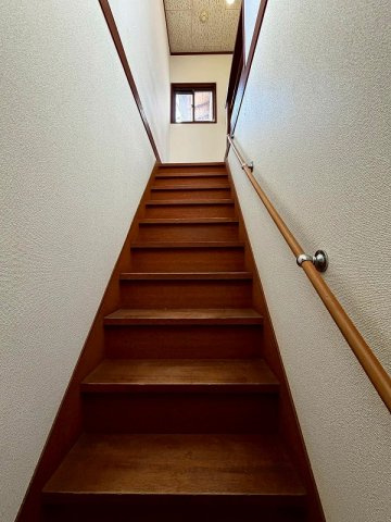 ■☐祇園町戸建貸家☐■のその他|手すり付きの階段で安心です。
