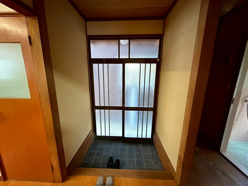 ■☐祇園町戸建貸家☐■の玄関|綺麗に手入れされた玄関ホールになります。
