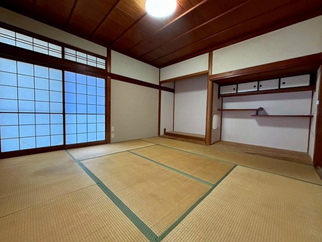 ■☐祇園町戸建貸家☐■の和室|和室8帖のお部屋になります。飾り棚もありとても趣のある空間になります。