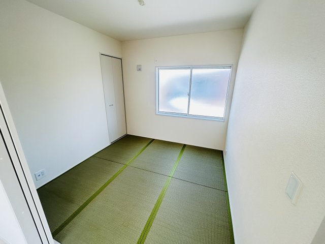新築　高崎市町屋町第2　Livele Garden.S　１号棟の和室|現地写真　リビング隣の和室はお子様の遊び部屋としてもちょうどいいですね♪							
