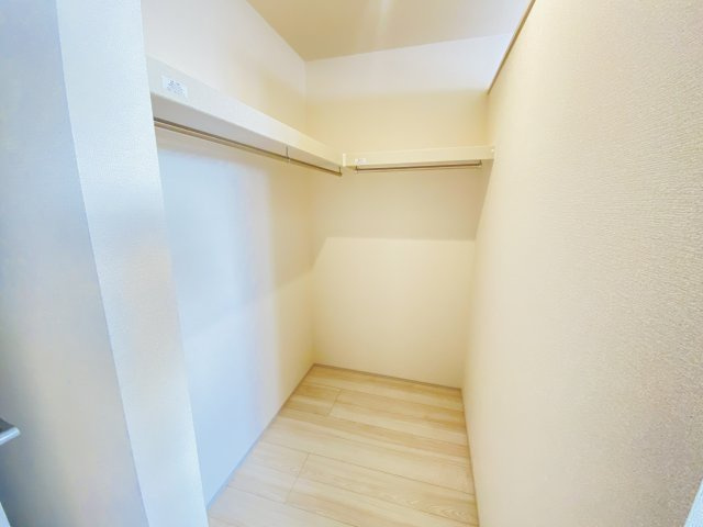 新築　高崎市町屋町第2　Livele Garden.S　１号棟の収納|現地写真　主寝室の大型のウォークインクローゼットは収納ラクラク、お部屋スッキリ♪							
