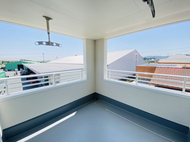 新築　高崎市町屋町第2　Livele Garden.S　１号棟のバルコニー|現地写真　インナーバルコニーで少しの雨なら濡れずにすみます。天気が怪しいけど…という悩みも解消ですね!									

