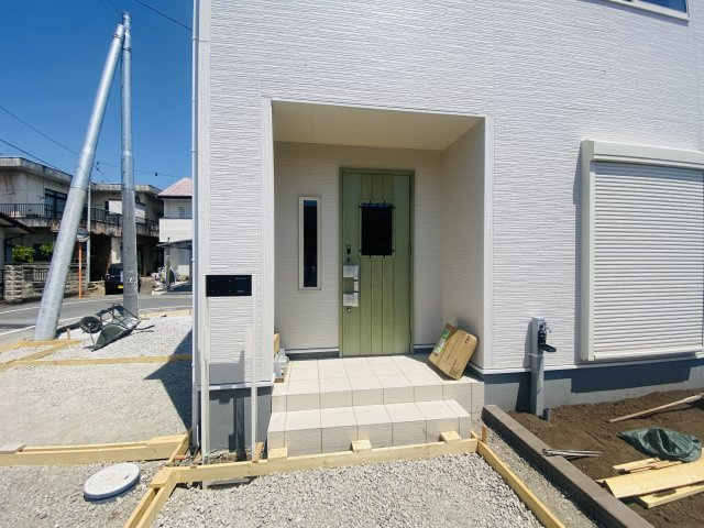新築　高崎市町屋町第2　Livele Garden.S　１号棟の玄関|現地写真　ポストと一体型のTVモニターホンでセキュリティ安心！
