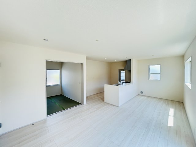 新築　高崎市町屋町第2　Livele Garden.S　１号棟の居間・リビング|現地写真　16帖の広々リビングはご家族みんなでゆったりくつろげます♪

