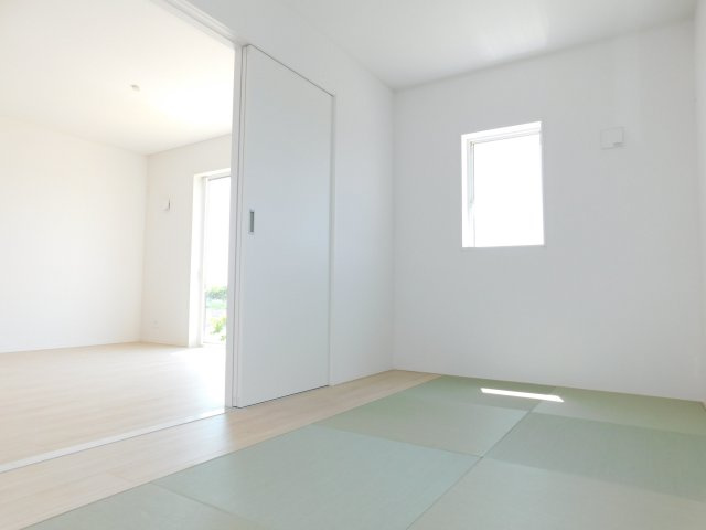 愛西市落合町中河原の新築一戸建の和室|◇洋風和室◇　　明るい洋風和室５．０帖　お子様の遊び場やお昼寝スペースにも利用できます！