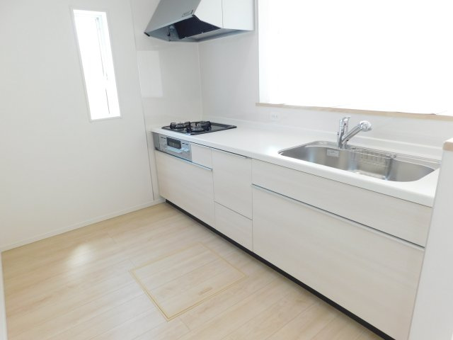 愛西市落合町中河原の新築一戸建のキッチン|◇キッチン◇　　人気の対面式・人造大理石トップシステムキッチン・浄水器一体型水栓・静音仕様シンク・Sｉセンサーコンロ（３口）・前面コンセント完備・床下収納庫など