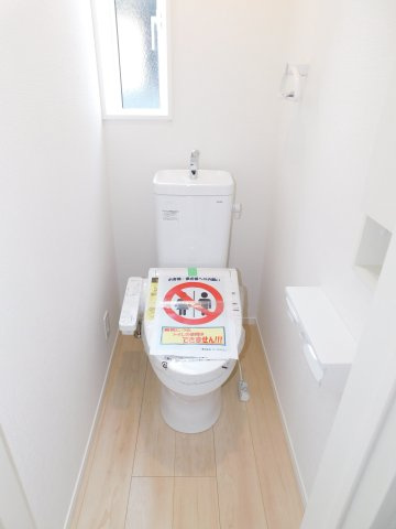 愛西市落合町中河原の新築一戸建のトイレ|◇トイレ◇　　１階・２階ウォシュレット　節水タイプ　収納完備