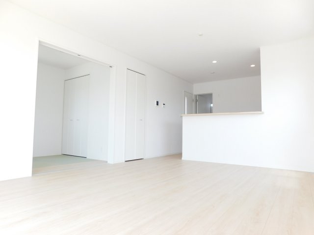 愛西市落合町中河原の新築一戸建の居間・リビング|◇リビング◇　　南面で明るいリビング１６．０帖　洋風和室と続き間で２０．７帖の広々空間になります♪
