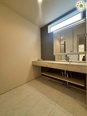 熊谷市赤城町1丁目　新築一戸建て　ブルーミングガーデン　01の独立洗面台|三面鏡付きの洗面化粧台で、朝の支度も快適!鏡の裏には小物を収納できるスペースがあり、洗面周りをすっきりと保てます。忙しい朝も、家族みんなで仲良く使えそうですね♪