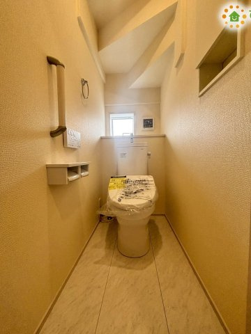熊谷市赤城町1丁目　新築一戸建て　ブルーミングガーデン　01のトイレ|トイレには窓があり、自然光が差し込み換気も出来て衛生的。手すり付きで立ち上がりもスムーズに。毎日使う場所だからこそ、清潔で心地よい空間に仕上げています♪