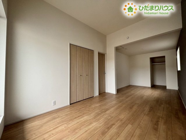 熊谷市赤城町1丁目　新築一戸建て　ブルーミングガーデン　01の寝室|約11.2帖の主寝室は、2面採光で明るく広々で開放的!大型のクローゼットもあり、ご夫婦の衣類や小物をすっきりと収納できます。間仕切り壁で区切るなど将来のライフスタイルの変化にも対応可能♪