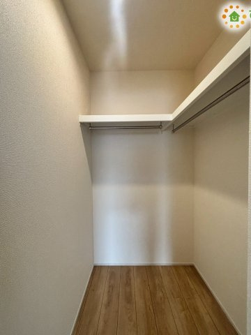 熊谷市赤城町1丁目　新築一戸建て　ブルーミングガーデン　01の収納|主寝室には、大容量のウォークインクローゼットを完備!お洋服だけでなく、季節物の家電やスーツケースなどもまとめて収納できます。お部屋の中に物が溢れず、広々と使えます♪