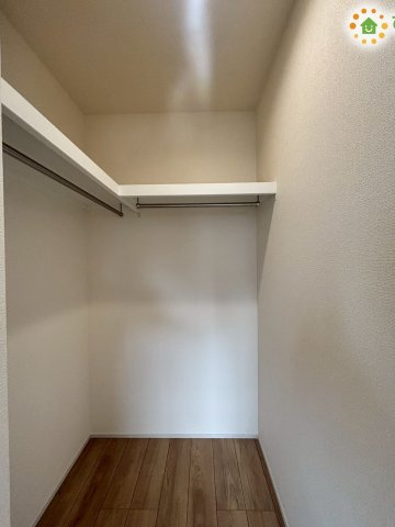 熊谷市赤城町1丁目　新築一戸建て　ブルーミングガーデン　01の収納|広々したウォークインクローゼット!趣味のアイテムの収納、秘密基地のように使うのも楽しそう。家族のライフスタイルに合わせて活用できる便利なスペースです♪