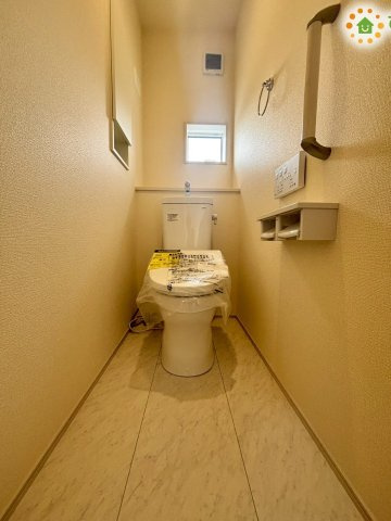 熊谷市赤城町1丁目　新築一戸建て　ブルーミングガーデン　01のトイレ|2階にもトイレを設置!朝の忙しい時間帯も、家族みんながスムーズに使えます。階段を上り下りする手間が省け、夜中も安心して利用できるのも嬉しいポイントです♪