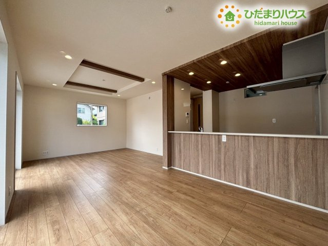 熊谷市赤城町1丁目　新築一戸建て　ブルーミングガーデン　01の居間・リビング|18帖の広々としたLDK!折り上げ天井が空間にアクセントを加え、より開放的な雰囲気を演出しています。お気に入りのソファを置いて、家族みんなでゆったりとくつろげそう♪