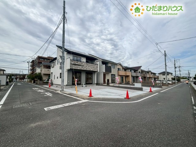 熊谷市赤城町1丁目　新築一戸建て　ブルーミングガーデン　01の前面道路含む現地写真|角地なので2方向道路は、見通しも良く車の出し入れもしやすい環境です。小さなお子様がいるご家庭も安心して過ごせそう。車の運転が苦手な方も、焦らずゆっくりと駐車できます♪