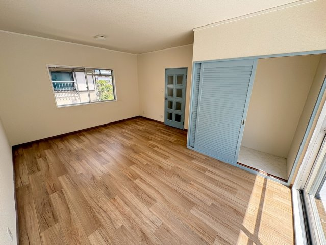塩屋台３丁目　中古戸建ての洋室|収納付きの明るい洋室です